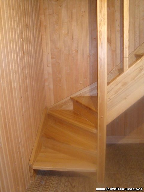 Деревянная лестница в баню
