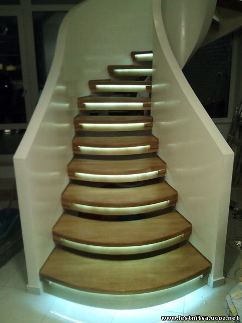 Дугообразная лестница с подсветкой ступеней